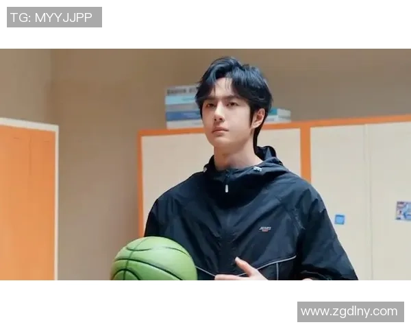 打篮球的帅哥王一博展现运动魅力与青春活力的完美结合 打篮球的帅哥王一博展现运动魅力与青春活力的完美结合